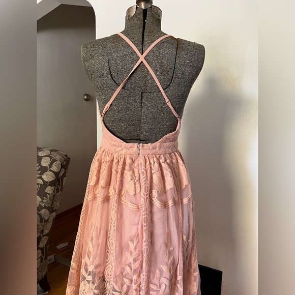 Beautiful lace open back dress - Picture 5 of 11